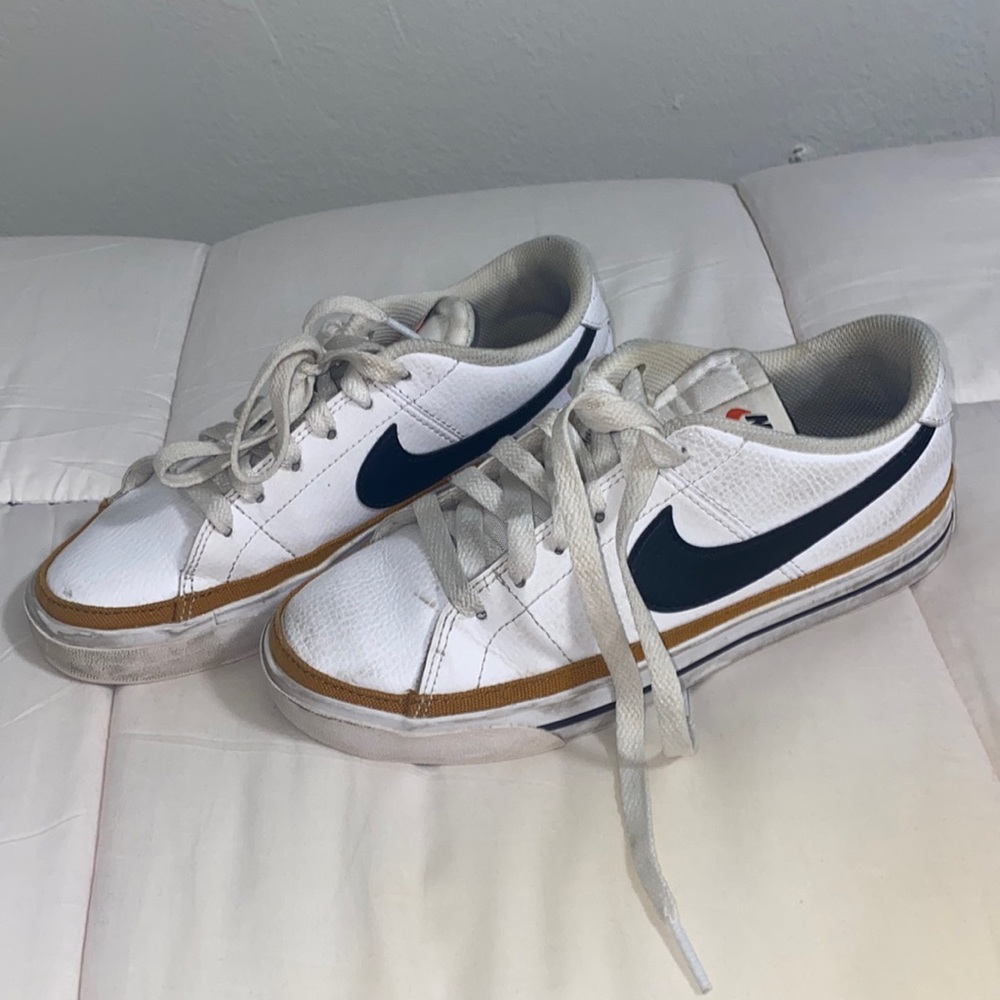 W6.5 Nike Court Legacy